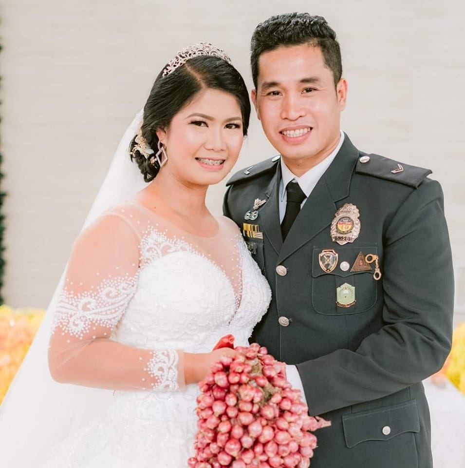 Pengantin di Filipina membawa buket bawang merah di pesta pernikahan.