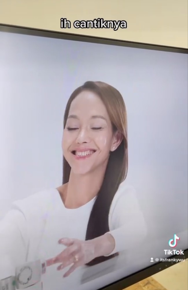 Video transformasi Bunda Corla usai didandani itu kemudian diunggah ke akun Instagram MUA Franky Wu. Beberapa netizen menyebut jika Bunda Corla jadi terlihat seperti cewek Korea. Ada juga yang menyebutnya mirip dengan Angelina Jolie. Foto: Instagram/@itsfrankywu