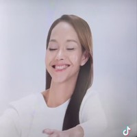 Video transformasi Bunda Corla usai didandani itu kemudian diunggah ke akun Instagram MUA Franky Wu. Beberapa netizen menyebut jika Bunda Corla jadi terlihat seperti cewek Korea. Ada juga yang menyebutnya mirip dengan Angelina Jolie. Foto: Instagram/@itsfrankywu