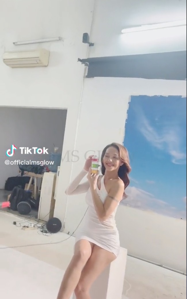 Mengenakan mini dress one shoulder berwarna putih dipadukan dengan rambut panjang yang dibiarkan terurai dan dibuat bergelombang, penampilan Bunda Corla memang terlihat manglingi abis. Bagaimana menurutmu? Foto: TikTok/@officialmsglow