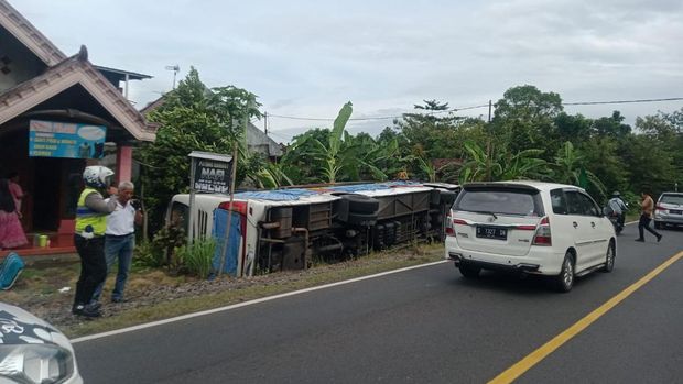bus terguling di kediri