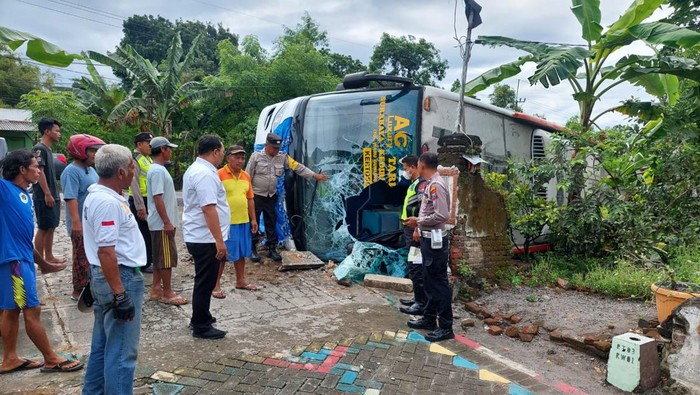 bus terguling di kediri