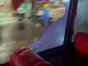 Video Penampakan Bus Arema FC Dilempari Batu Usai Laga di Sleman