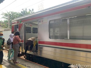 Cerita Lansia Penumpang KRL Nyaris Jatuh gegara Lebarnya Celah Peron