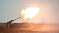 Pada bulan-bulan setelah invasi dan mundurnya Rusia dari Kyiv, sebagian besar perang berpusat di timur Ukraina tempat pasokan artileri sangat dibutuhkan. Australia, Kanada, dan AS termasuk di antara negara-negara yang mengirim M777 howitzer dan amunisi ke Ukraina. Jangkauan M777 mirip dengan howitzer Giatsint-B Rusia, dan lebih jauh dari senjata derek D-30 Rusia. REUTERS