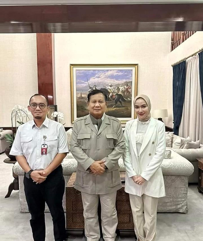 Dahnil Anzar membawa calon istrinya Muna Soraya untuk bertemu Prabowo Subianto Dahnil Anzar membawa calon istrinya Muna Soraya untuk bertemu Prabowo Subianto