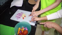 Dapurnya minimalis, tetapi bersih. Saat memotong cabai dan bumbu, Cinta menggunakan talenan berbagai silikon. Foto: YouTube Cinta Laura Kiehl