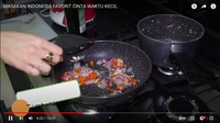 Untuk memasak nasi goreng, Cinta Laura menggunakan wajan anti lengket. Tak hanya wajan, ia juga memiliki panci anti lengket. Foto: YouTube Cinta Laura Kiehl