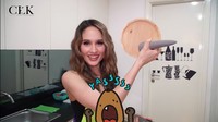 Diakui oleh Cinta Laura bahwa dirinya tak pandai memasak. Namun, ia pernah menunjukkan bahwa dirinya bisa membuat nasi goreng kunyit favoritnya Foto: YouTube Cinta Laura Kiehl