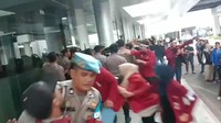 Kericuhan antara mahasiswa dan polisi terjadi di depan lobi masuk gedung DPRD Sumut. (Foto: Istimewa)