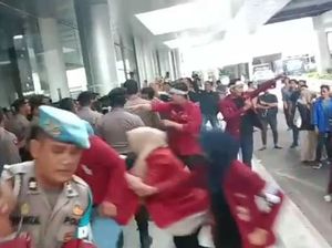 Demo Mahasiswa di Medan Ricuh, Massa Rusak Pagar DPRD Sumut!