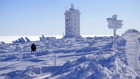 Di Prancis, warga mengalami suhu terhangat di malam 30-31 Desember 2022, dengan temperatur hingga hampir 25°C. Bahkan, resort ski di Eropa yang biasanya ramai menjadi sepi karena kurangnya salju. Orang-orang tiba di Brocken yang tertutup salju setinggi 1.142 meter (3.743 kaki) di pegunungan Harz dekat Schierke, Jerman.