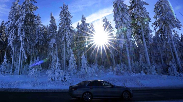 Dinginnya Salju di Jerman Akhir Januari A car passes by snow covered trees in Oberhof, Germany, Wednesday, Jan. 25, 2023. (AP Photo/Matthias Schrader)