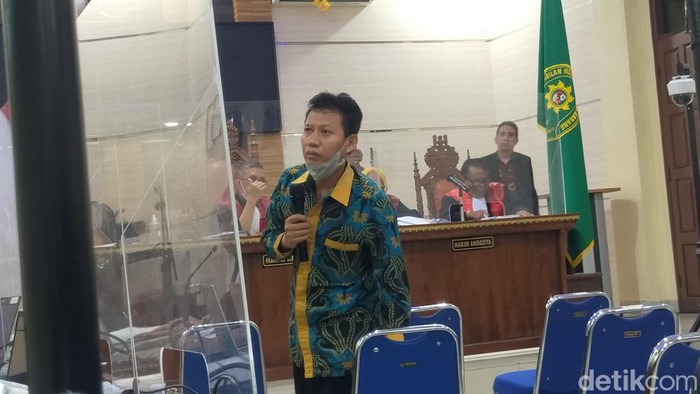 Dosen honorer Unila Mualimin saat bersaksi di persidangan (Tommy Saputra/detikSumut)