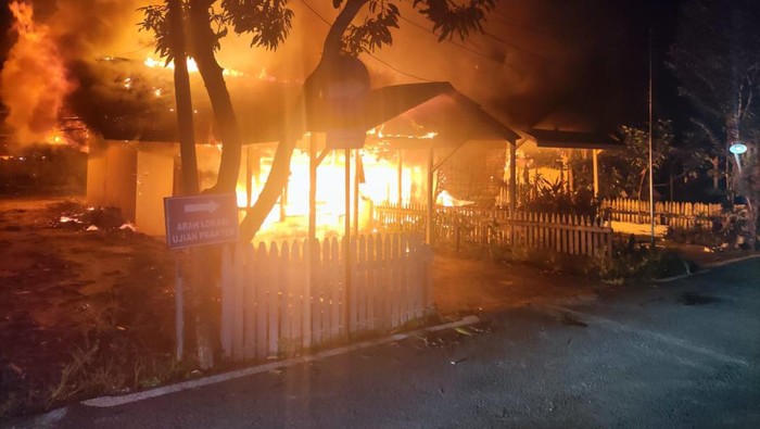 Dua rumah dinas Polri di Berau, Kalimantan Timur ludes terbakar.
