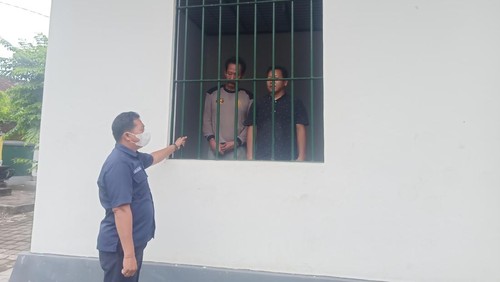 Dua Tersangka penipuan dengan menjual emas palsu saat pelimpahan kasus di Kejaksaan Negeri (Kejari) Jembrana, Kamis (26/1/2023). (I Putu Adi Budiastrawan/detikBali).