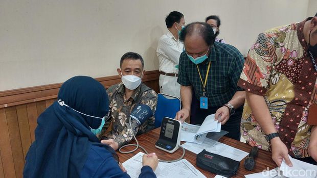 Dubes Myanmar untuk ASEAN Disuntik Vaksin Booster 2 di Kantor Walkot Jakpus