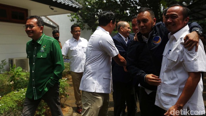 Elite NasDem Sambangi Sekber Gerindra-PKB, Bahas Pilpres? Sejumlah elite Partai NasDem menyambangi kantor Sekretariat Bersama Koalisi Gerindra dan PKB. NasDem disambut elite dari Partai Gerindra dan PKB.