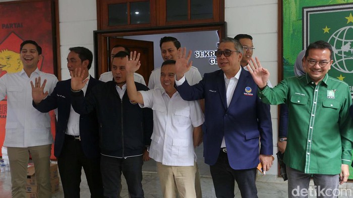 Elite NasDem Sambangi Sekber Gerindra-PKB, Bahas Pilpres? Sejumlah elite Partai NasDem menyambangi kantor Sekretariat Bersama Koalisi Gerindra dan PKB. NasDem disambut elite dari Partai Gerindra dan PKB.