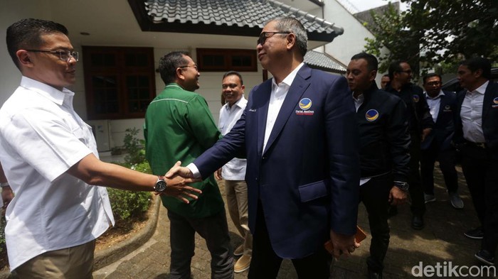Sejumlah elite Partai NasDem menyambangi kantor Sekretariat Bersama Koalisi Gerindra dan PKB. NasDem disambut elite dari Partai Gerindra dan PKB.