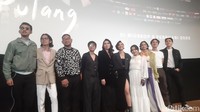 Kendati demikian, kedatangan Angkasa (Rio Dewanto) dan Awan (Rachel Amanda) yang khawatir akan kondisi saudarinya secara tiba-tiba justru mengejutkan Aurora. (Foto: Febriyantino Nur Pratama)