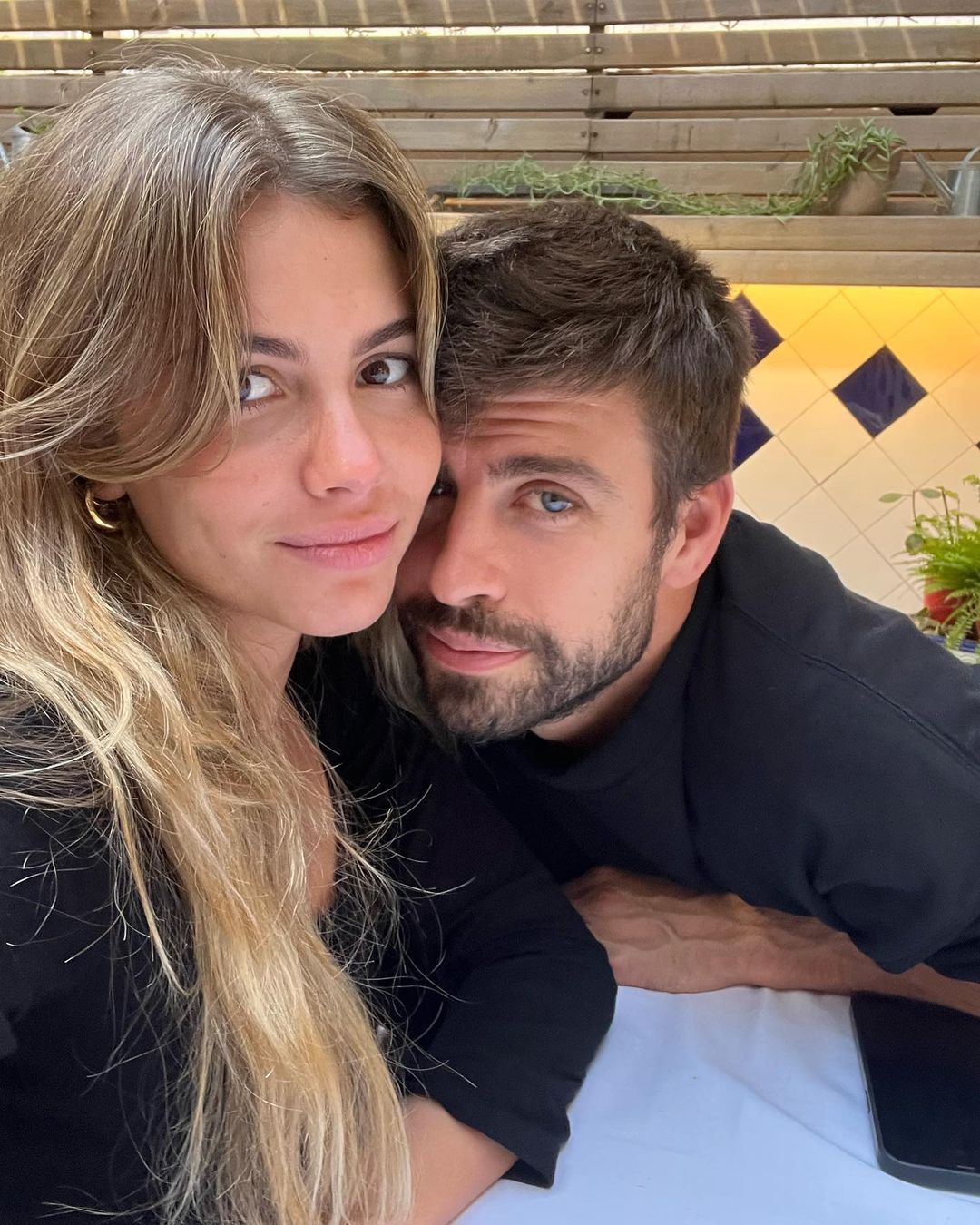Gerard Pique dan pacar barunya Clara Chia