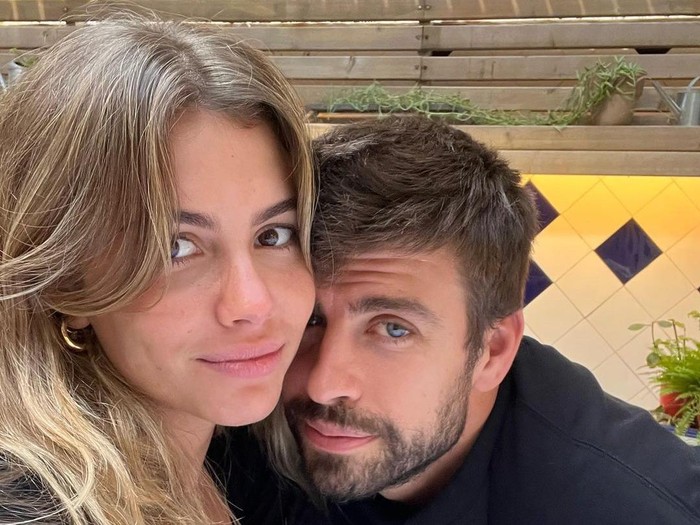 Gerard Pique dan pacar barunya Clara Chia