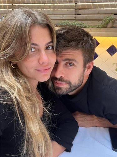 Gerard Pique dan Clara Chia Marti go public di Instagram.
