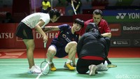 Gregoria sempat membantu He Bing Jiao untuk berdiri di sele-sela pertandingan.