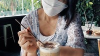 Masih pakai masker, dirinya pasang pose foto santai ketika ngopi di salah satu kafe dengan nuansa semi outdoor yang nyaman. Foto: Instagram @greyspolii