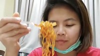 Pamer lagi makan mie instan, kali ini Greysia menyantapnya dengan tambahan sayur kimchi ala Korea yang asam pedas gurih. Foto: Instagram @greyspolii