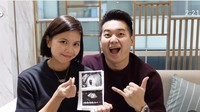 Sejak pensiun dari dunia bulutangkis, peraih mendali emas di Olimpiade 2020 ini semakin menikmati perannya sebagai calon ibu. Baru-baru ini Greysia dan sang suami mengumumkan kehamilan pertama.  Foto: Instagram @greyspolii