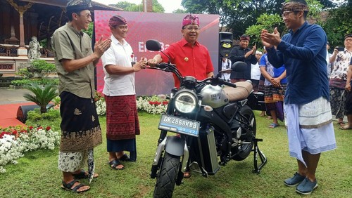 Gubernur Bali Wayan Koster dan Kepala Dinas Perhubungan Provinsi Bali, IGW Samsi Gunarta usai peluncuran RAD Percepatan Kendaraan Bermotor Listrik Berbasis Baterai Provinsi Bali 2022-2026, Kamis (26/1/2023). (Ni Made Lastri Karsiani Putri-detikBali)
