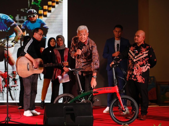 Gubernur Jateng Ganjar Pranowo saat melelang sepeda kesayangannya di Museum Indonesia, Jakarta, Rabu (25/1/2023) malam.