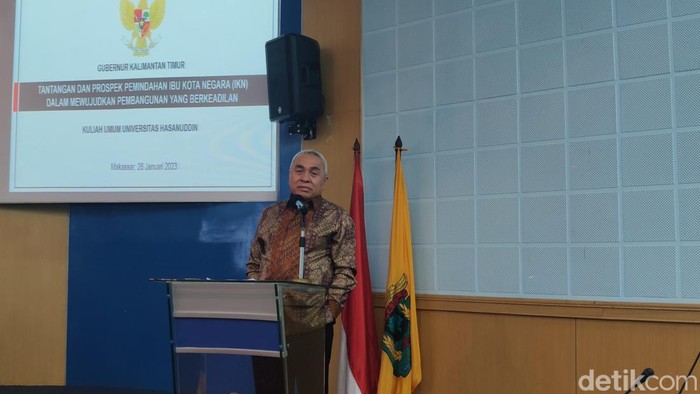 Gubernur Kaltim Isran Noor saat membawakan kuliah umum di Unhas.