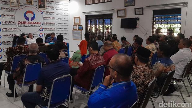 Gubsu Edy bersama kepala daerah di Sumut saat hadiri acara di Kantor Ombudsman perwakilan Sumut (Nizar Aldi/detikSumut)