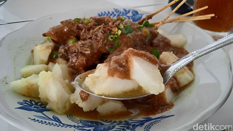 Lezat dan lezat!  Sate Ayam Sambal Kacang Khas Kalimantan Barat