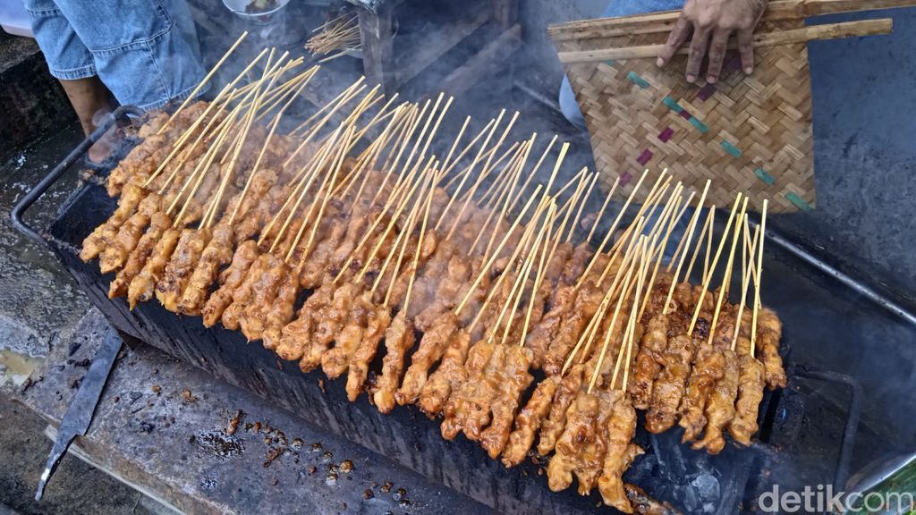 Gurih Mantap! Sate Ayam Kuah Bumbu Kacang Khas Kalimantan Barat