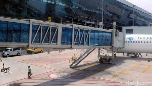 Ilustrasi Garbarata Pesawat di Bandara