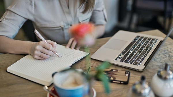 4 Contoh Surat Lamaran Kerja untuk Fresh Graduate dan Berpengalaman