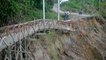 Jembatan di Padang Pariaman Rusak Diterjang Luapan Sungai