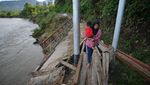 Jembatan di Padang Pariaman Rusak Diterjang Luapan Sungai