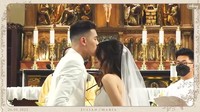 Ciuman pertama Julian Jacob di kening Mirriam Eka setelah sah menjadi suami dan istri.  Foto: dok. Channel YouTube Julian & Maria