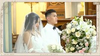 Pasangan ini terlihat serasi menggunakan baju pengantin bernuansa putih. Foto: dok. Channel YouTube Julian & Maria