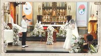 Sebelum mengucap janji suci Mirriam Eka dan Julian Jacob lebih dulu duet menyanyikan The Prayer yang dipopulerkan oleh Celine Dion dan Andrea Bocelli. Foto: dok. Channel YouTube Julian & Maria