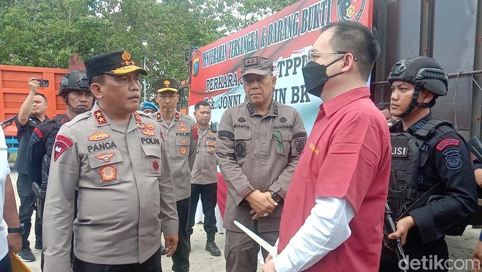 Kapolda Sumut Irjen Panca Putra Simanjuntak membentak bos judi online Apin BK.