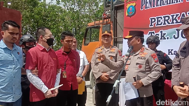 Kapolda Sumut Irjen Panca Putra Simanjuntak membentak bos judi online Apin BK.