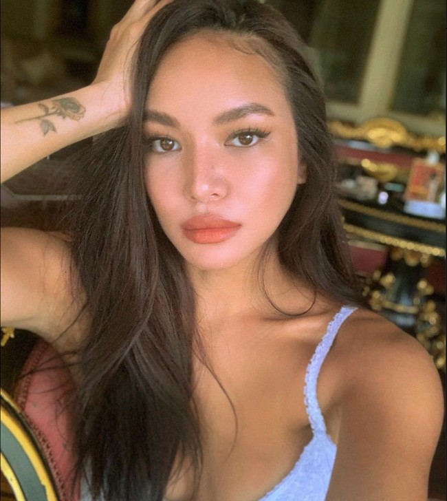 Pesona Karraminah seringkali mencuri atensi. Melalui akun Instagramnya yang kini sudah memiliki 157 ribu pengikut, Karraminah sering membagikan foto-foto dirinya. Foto: Instagram/@_karraminah_