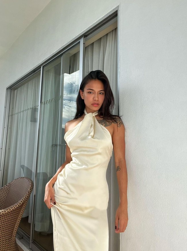 Karraminah memiliki saudara perempuan yang bernama Samantha Bolkiah. Penampilan Samantha pun tak kalah menawan dan seksi. Foto: Instagram/@samrichelle