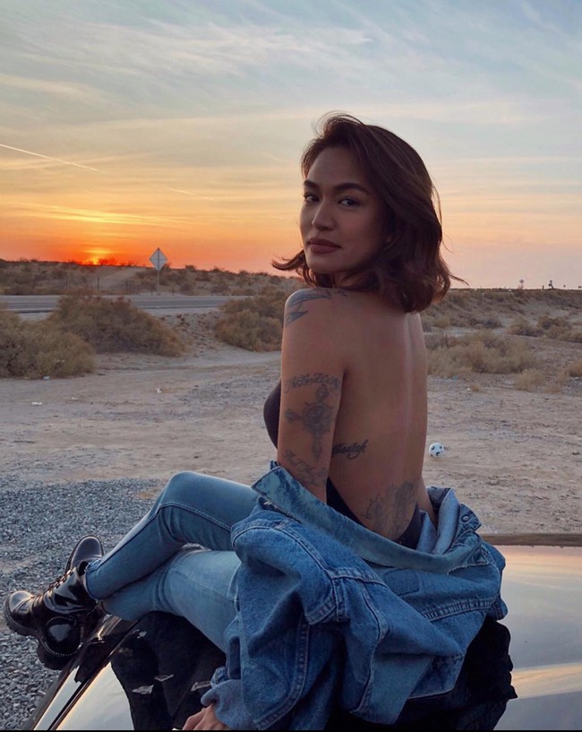 Tak hanya di lengan, Samantha juga memiliki tato di bagian punggung bawah dan sampingnya. Tatonya itu jelas terlihat jika dirinya mengenakan busana backless. Foto: Instagram/@samrichelle